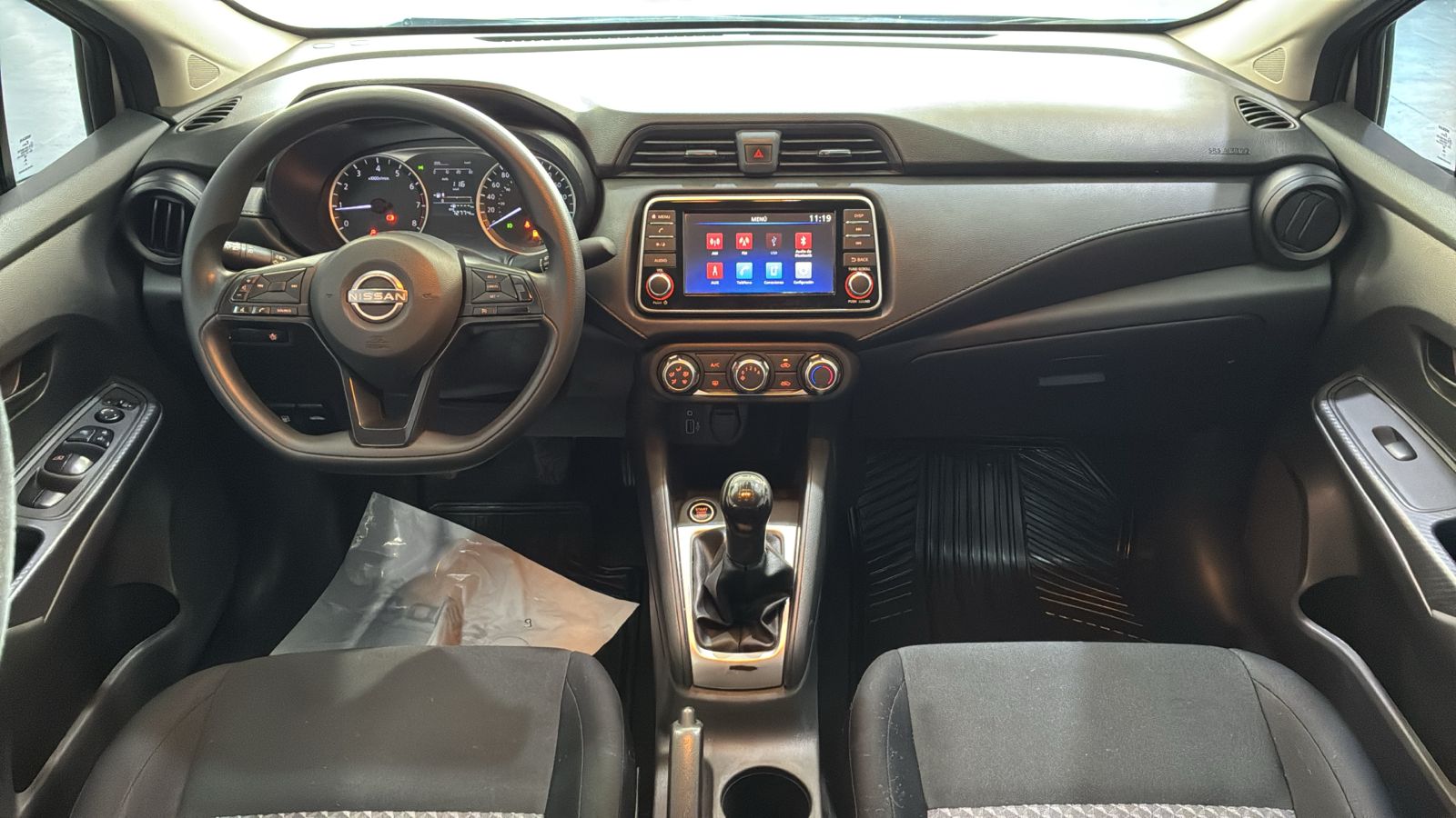 Foto 7 de Nissan Versa 1.6 Sense MT