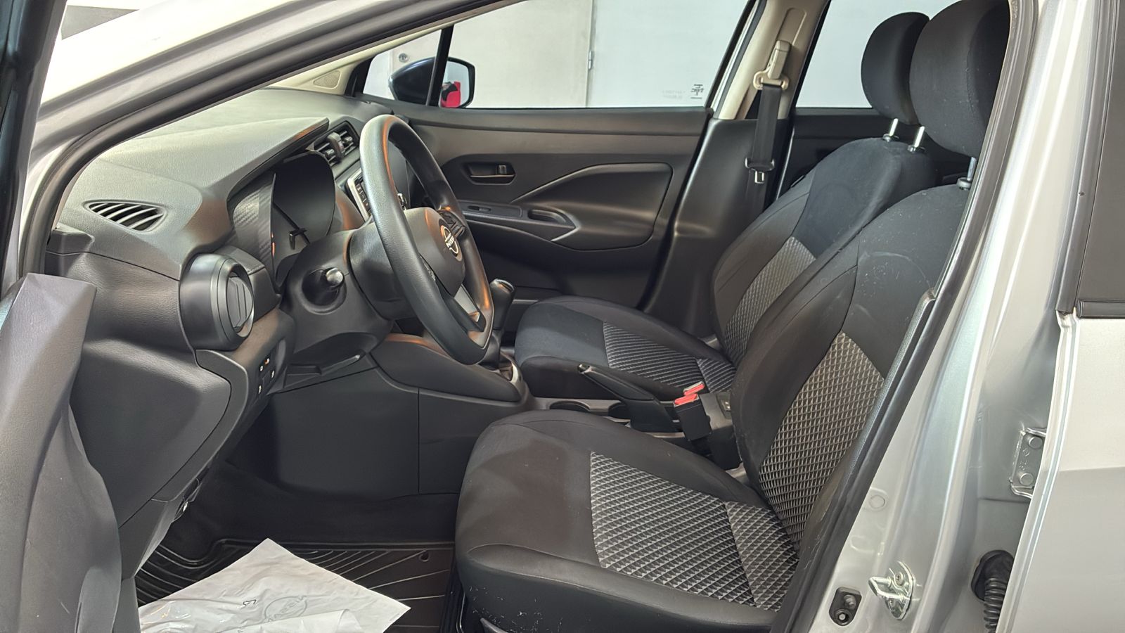 Foto 8 de Nissan Versa 1.6 Sense MT