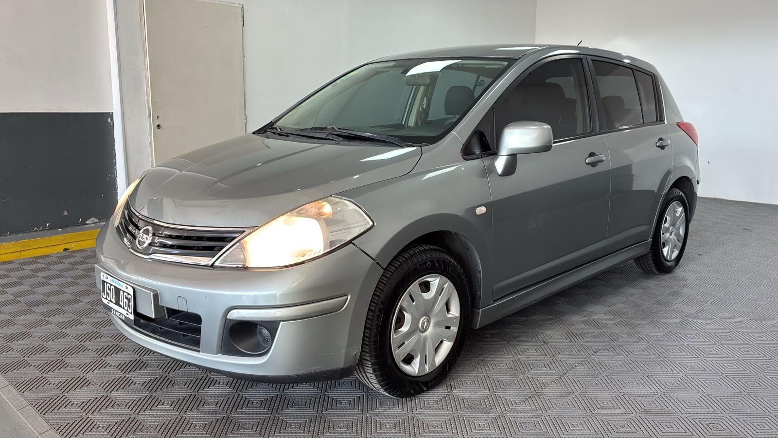 Nissan Tiida 1.8 6MT Visia
