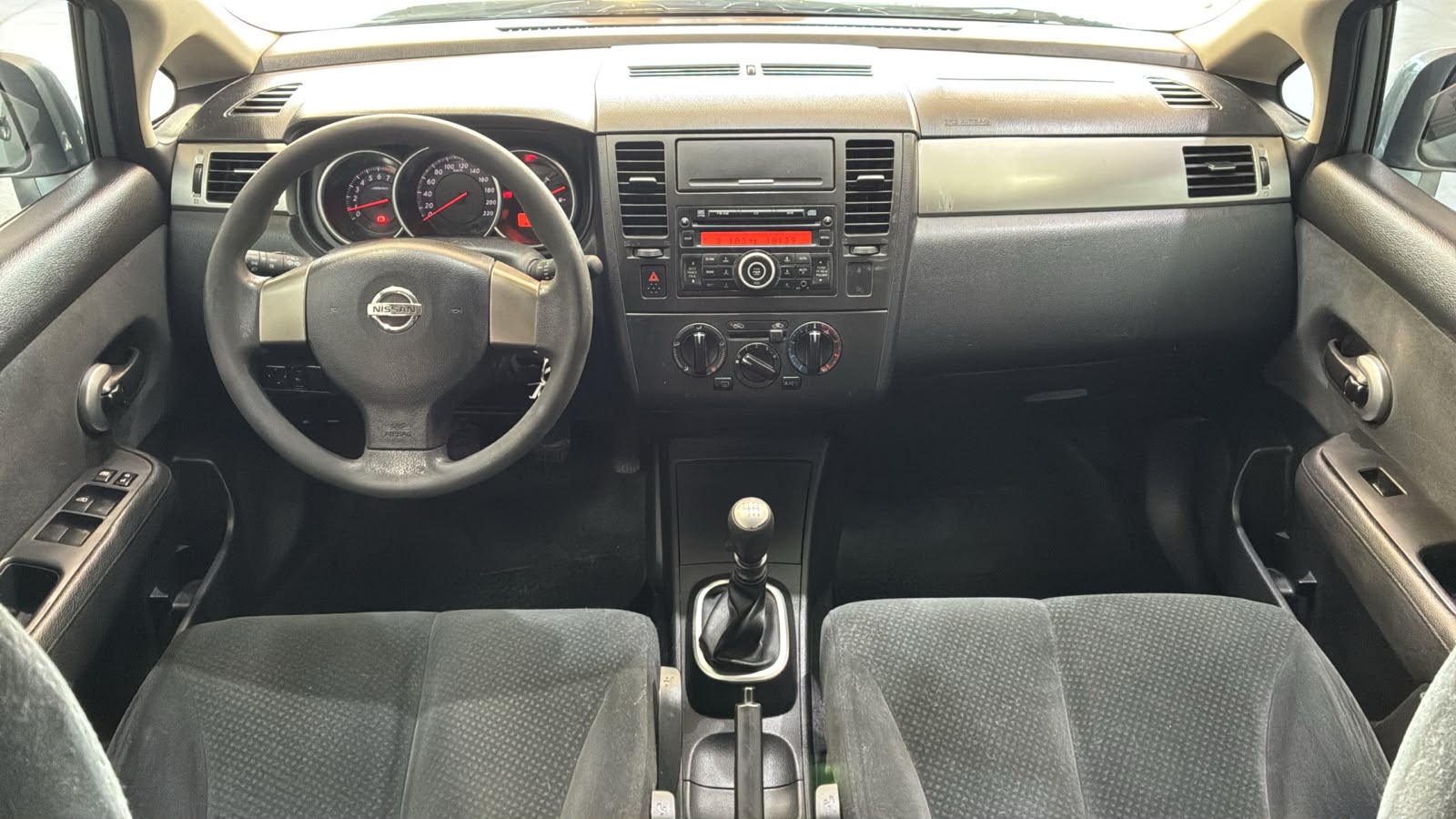 Foto 8 de Nissan Tiida 1.8 6MT Visia