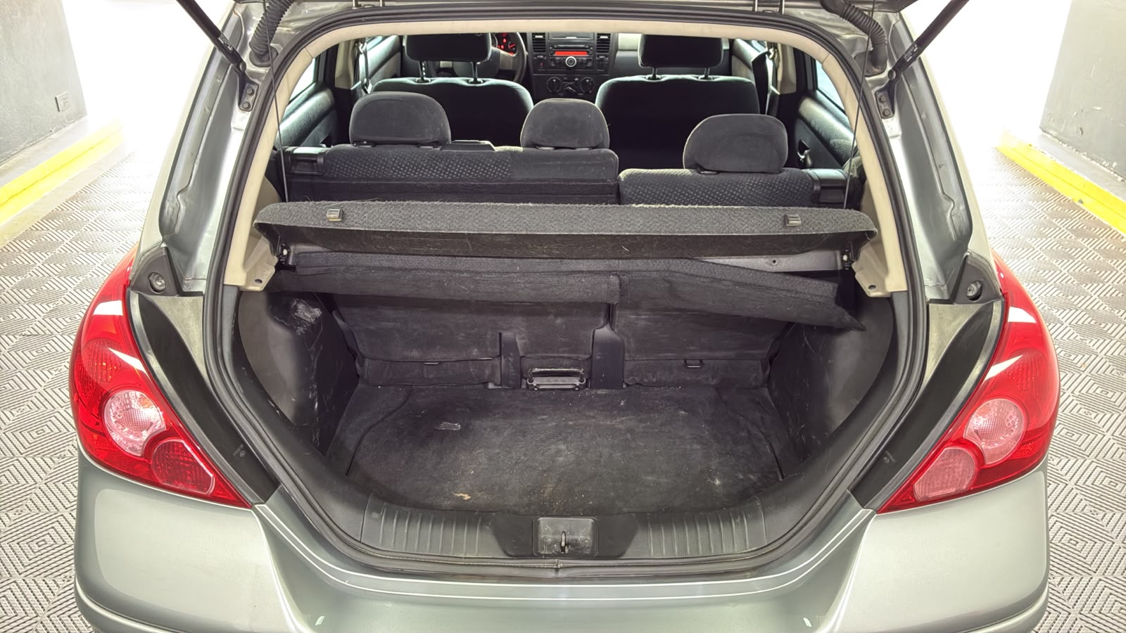 Foto 10 de Nissan Tiida 1.8 6MT Visia